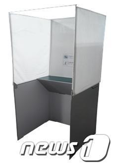 본문 이미지 - 10·30 재보궐선거에서 시범 운영되는 개방형 기표소&lt;중앙선거관리위원회 제공&gt;© News1  