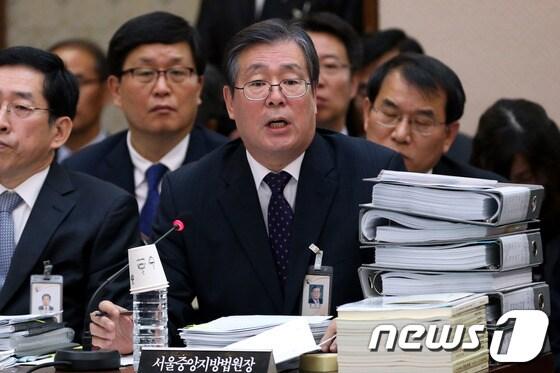 본문 이미지 - 감사원장 내정자인 황찬현 서울중앙지방법원장이 29일 오전 서울 서초동 서울고법에서 열린 법제사법위원회의 서울고법, 서울중앙지법 등에 대한 국정감사에 출석해 의원들의 질의에 답하고 있다.2013.10.29/뉴스1 © News1   이광호 기자