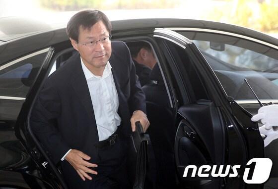 본문 이미지 - 김진태 검찰총장 내정자가 국회 인사청문회 준비를 위해 29일 오전 서울 서초동 서울고등검찰청에 마련된 사무실로 출근하고 있다. © News1 이광호 기자