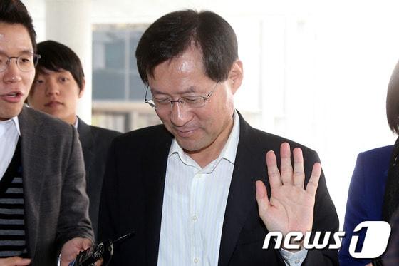 본문 이미지 - 김진태 검찰총장 내정자가 국회 인사청문회 준비를 위해 29일 오전 서울 서초동 서울고등검찰청에 마련된 사무실로 출근하고 있다./뉴스1 © News1 이광호 기자