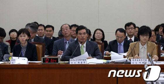 본문 이미지 - 박용주 한국노인인력개발원장이 29일 서울 여의도 국회 보건복지위원회에서 열린 한국노인인력개발원, 한국보건산업진흥원, 한국보육진흥원 국정감사에서 의원들의 질의에 답변하고 있다. 왼쪽부터 고경화 한국보건산업진흥원장, 박 원장, 이재인 한국보육진흥원장. 2013.10.29/뉴스1 © News1 허경 기자