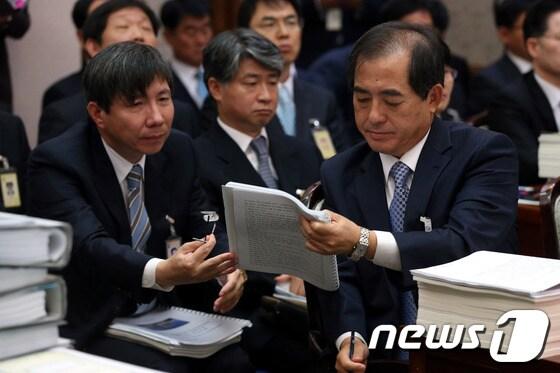 본문 이미지 - 조병현 서울고등법원장이 29일 오전 서울 서초동 서울고법에서 열린 법제사법위원회의 서울고법, 서울중앙지법 등에 대한 국정감사에 출석해 자료를 보며 답변준비를 하고 있다. © News1 이광호 기자