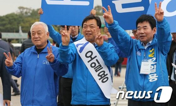 본문 이미지 - 김한길 민주당 대표와 오일용 후보가 10.30 화성갑 재보선을 하루 앞둔 29일 경기 화성시 기아자동차 화성공장 앞에서 기아차 노동자들에게 지지를 호소하고 있다. 2013.10.29/뉴스1 © News1 송원영 기자