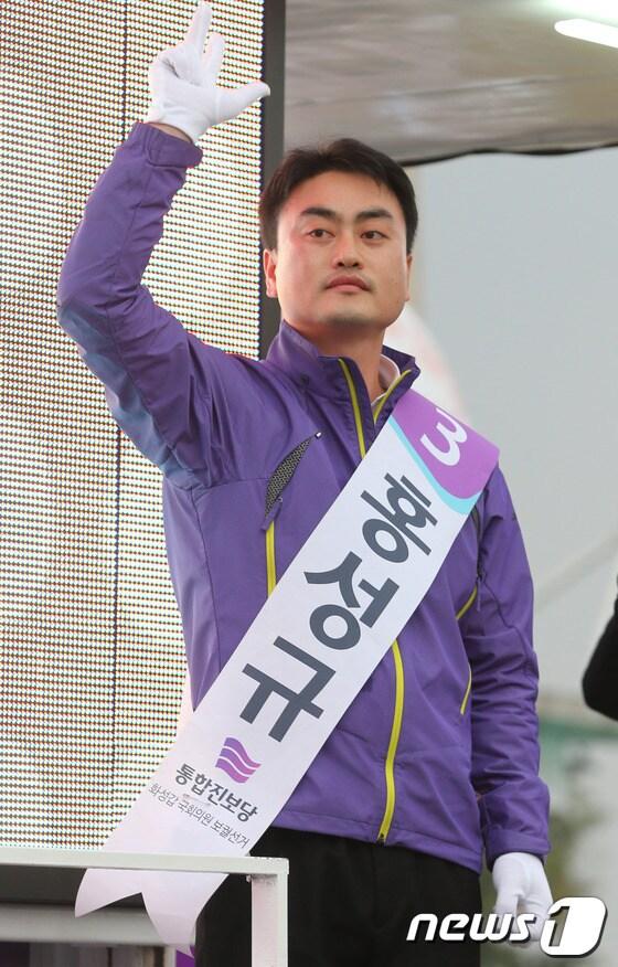 본문 이미지 - 홍성규 통합진보당 후보가 10.30 화성갑 재보선을 하루 앞둔 29일 경기 화성시 기아자동차 화성공장 앞에서 표심을 구하고 있다. 2013.10.29/뉴스1 © News1   송원영 기자