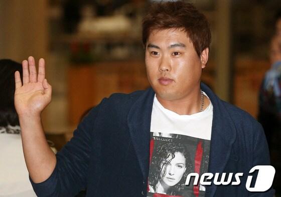 본문 이미지 - 미국프로야구&#40;메이저리그&#41; LA다저스 소속 류현진&#40;26&#41; 선수가 29일 오후 인천국제공항 입국장에 들어서며 취재진을 향해 반갑게 손을 흔들고 있다.올해 LA다저스에 입단한 류현진은 30경기에서 14승 8패 평균자책점 3.00의 성적을 기록, 포스트시즌에서도 챔피언십시리즈 3차전 선발 등판해 7이닝 무실점하는 등 인상적인 활약을 펼쳤다. 2013.10.29 스타뉴스/뉴스1 © News1   