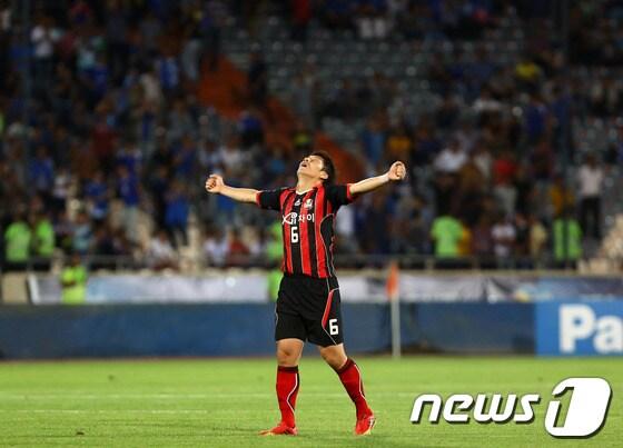 본문 이미지 - 김진규가 3일&#40;한국시간&#41; 이란 테헤란의 아자디 스타디움에서 열린 ACL 4강 2차전에서 동점골을 터트린 뒤 환호하고 있다.© AFP=News1  