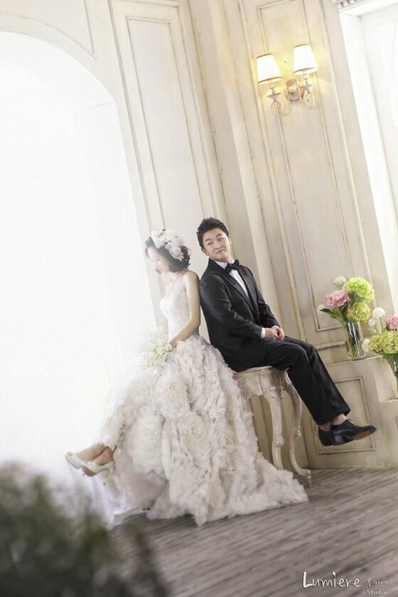 본문 이미지 - 가수 허각의 웨딩사진&#40;에이큐브 엔터테인먼트 제공&#41;. © News1 