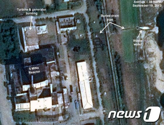 본문 이미지 - 미국 존스홉킨스대 한미연구소가 운영하는 북한 전문 웹사이트 38노스가 지난 2일&#40;현지시간&#41; 공개한 위성지도에 북한 영변 원자로 온배수&#40;hot waste water&#41;가 구룡강에 배출되는 모습이 찍혀 있다.  &#40;38노스 홈페이지 캡쳐&#41; 2013.10.3/뉴스1 © News1   &#40;서울=뉴스1&#41;