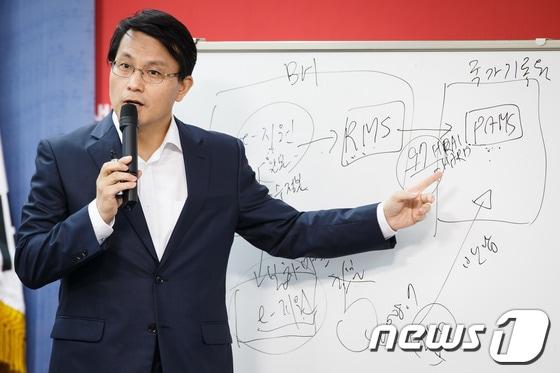 본문 이미지 - 윤상현 새누리당 원내수석부대표가 3일 오후 서울 여의도 당사에서 열린 원내 현안 관련 기자간담회에서 남북정상회담 대화록 실종과정에 대해 설명하고 있다. 윤 원내수석부대표는 이날 