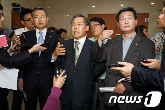 본문 이미지 - 민주당 대통령기록물 열람위원 단장 우윤근 의원을 비롯한 위원들이 3일 오후 서울 여의도 국회 정론관에서 기자회견을 열고 