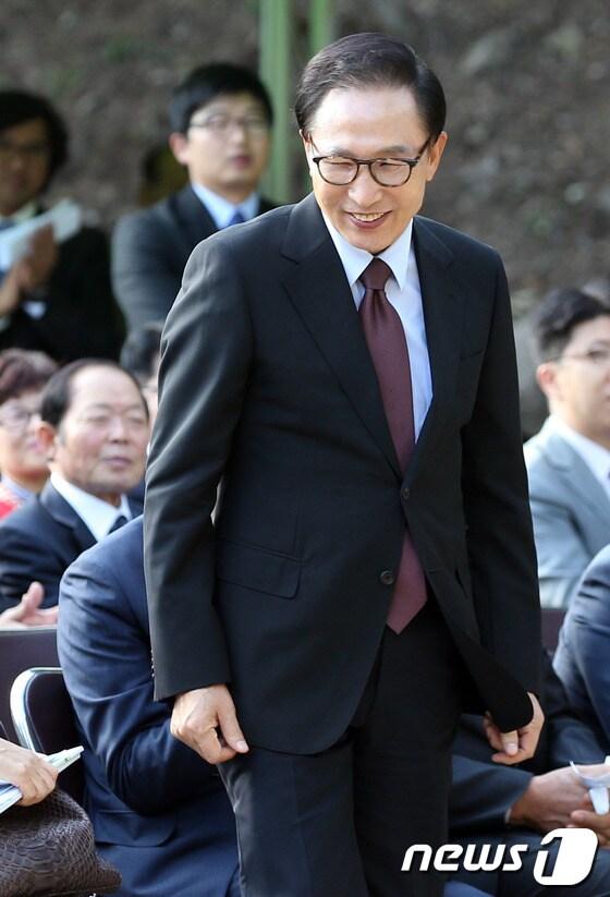 본문 이미지 - 이명박 전 대통령이 경기도 동두천시 광암동 두레마을 숲속창의력학교에서 열린 준공식에 참석해 축사를 하기 위해 단상으로 향하고 있다. 2013.10.3/뉴스1