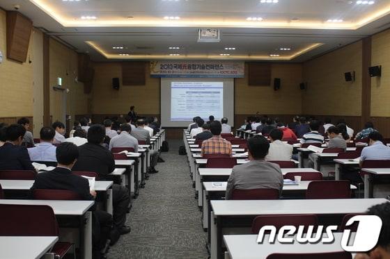본문 이미지 - 광주시는 2일 김대중컨벤션센터에서 국제광산업전시회 부대행사로 '2013국제광융합기술컨퍼런스'를 개최했다.© News1 