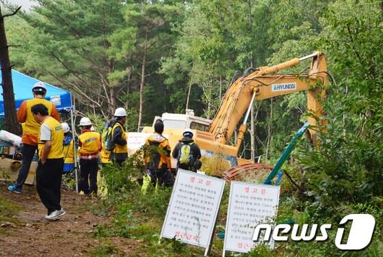 본문 이미지 - 경남 밀양 단장면 바드리 88번지 현장에서 한전 직원들이 송전탑 공사를 하고 있다. /뉴스1 © News1 전혜원 기자