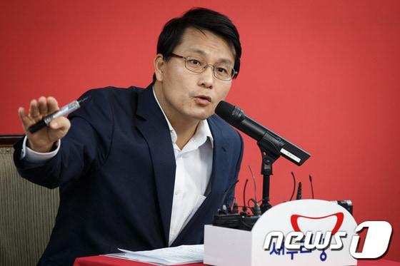 본문 이미지 - 윤상현 새누리당 원내수석부대표가 지난 3일 오후 서울 여의도 당사에서 열린 원내 현안 관련 기자간담회에서 모두발언을 하고 있다. © News1 