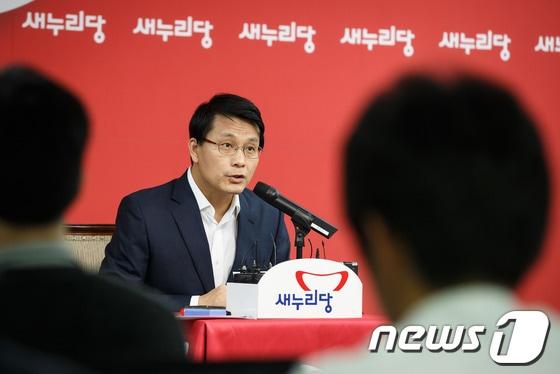 본문 이미지 - 윤상현 새누리당 원내수석부대표가 3일 오후 서울 여의도 당사에서 열린 원내 현안 관련 기자간담회에서 모두발언을 하고 있다. 윤 원내수석부대표는 이날 