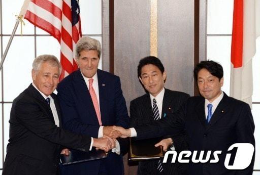 본문 이미지 - 척 헤이글 미국 국방장관, 존 케리 미국 국무장관, 기시다 후미오 일본 외무상, 오노데라 이쓰노리 일본 방위상&#40;왼쪽부터&#41; ©  AFP=뉴스1