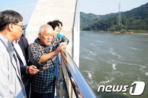 본문 이미지 - 김한길 민주당 대표가 3일 오후 4대강 녹조피해 현장인 경남 함안군 칠북면 창녕함안보를 방문해 현장 상황을 둘러보고 있다.&#40;민주당 제공&#41; /뉴스1 © News1 