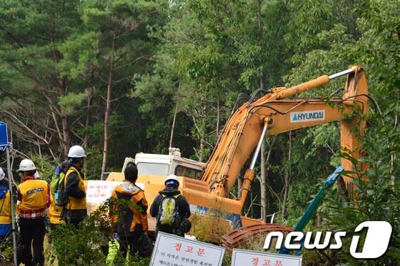 본문 이미지 - 밀양 송전탑 공사 현장에서 기초굴작업을 하고 있는 한전 직원들. <자료 사진> © News1 전혜원 기자
