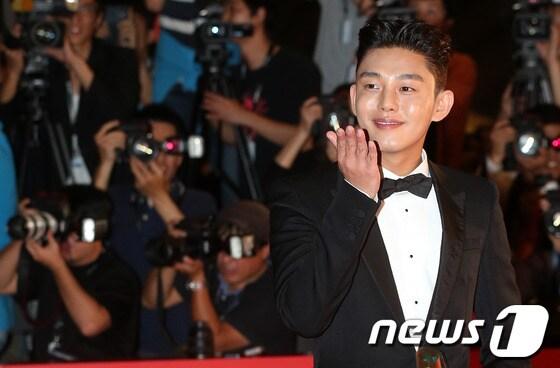 본문 이미지 - 배우 유아인이 김희애와 JTBC 드라마 &#39;밀회&#39;에서 19살 차이를 넘어 로맨스 연기호흡을 맞춘다고 알려져 화제다. © News1 