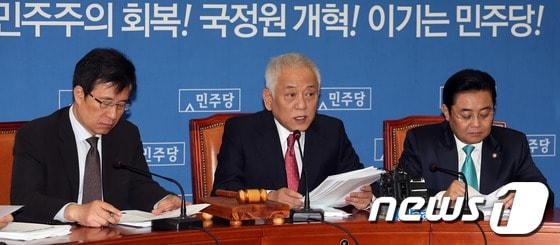 본문 이미지 - 김한길 민주당 대표가 30일 오전 서울 여의도 국회에서 열린 최고위원회의에서 모두발언을 하고 있다. 김 대표는 국가정보원 등 국가기관의 대선개입 의혹과 관련, 