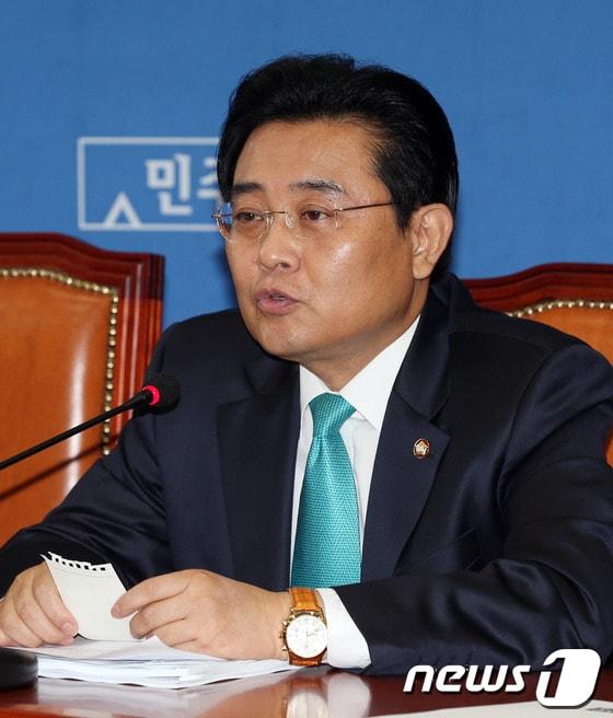 본문 이미지 - 전병헌 민주당 원내대표가 30일 오전 서울 여의도 국회에서 열린 최고위원회의에 모두발언을 하고 있다. 2013.10.30/뉴스1 © News1 허경 기자