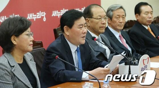 본문 이미지 - 최경환 새누리당 원내대표. 2013.10.30/뉴스1 © News1 송원영 기자