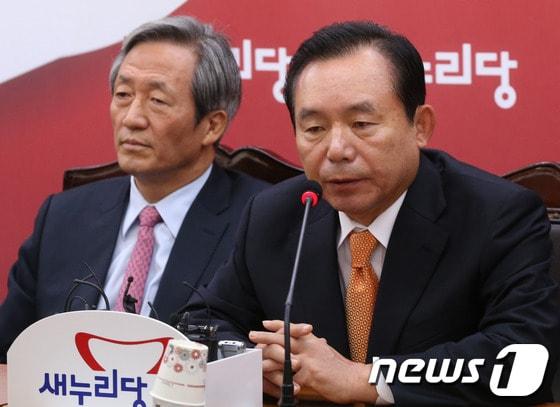 본문 이미지 - 이인제 새누리당 의원이 30일 서울 여의도 당사에서 열린 최고중진연석회의에서 발언을 하고 있다. 2013.10.30/뉴스1 © News1 송원영 기자