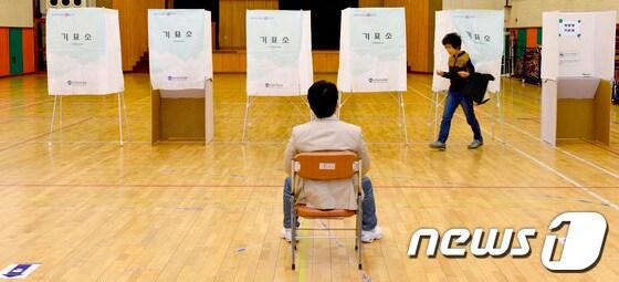 본문 이미지 - 국회의원 화성갑 보궐선거의 투표가 시작된 30일 오전 화성시 봉담읍 상봉초등학교 실내체육관에 마련된 봉담읍 제11투표소에서 유권자들이 소중한 한 표를 행사하고 있다.2013.10.30/뉴스1 © News1   최영호 기자
