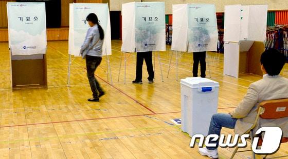 본문 이미지 - 국회의원 화성갑 보궐선거의 투표가 시작된 30일 오전 화성시 봉담읍 상봉초등학교 실내체육관에 마련된 봉담읍 제11투표소에서 유권자들이 소중한 한 표를 행사하고 있다.2013.10.30/뉴스1 © News1   최영호 기자