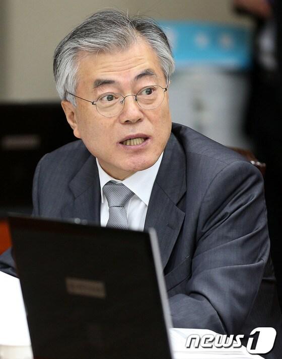 본문 이미지 - 문재인 민주당 의원이 30일 오전 서울 여의도 국회에서 열린 기획재정위원회 국정감사에서 김용환 수출입은행장을 상대로 질의하고 있다. 2013.10.30/뉴스1 © News1   오대일 기자