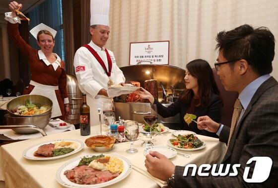 본문 이미지 - 로스트 프라임 립 레스토랑 로리스(Lawry's)가 30일 오전 서울 강남구 서초동 GT타워 내 매장에서 오는 11월 4일 오픈을 앞두고 메뉴와 서비스를 선보이고 있다. 로리스는 1938년 미국 베버리힐스에 처음 오픈한 프라임 립 전문 레스토랑으로, 미 농무부의 인증을 받은 프라임 립만을 사용한 고품질 메뉴와 립을 통째로 실버 카트에 끌고 다니며 고객 앞에서 직접 커팅하는 카버리(Cavery)스타일의 서빙으로 유명하다. 2013.10.30 머니투데이/뉴스1   © News1   (서울=뉴스1)