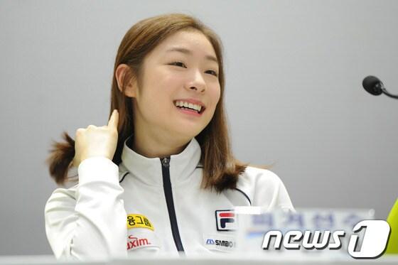 본문 이미지 - 김연아 선수가 지난달 30일 오전 서울 노원구 공릉동 태릉선수촌 챔피언하우스에서 열린 2014 소치동계올림픽대회 D-100 국가대표 임원·선수 기자회견 도중 머리를 쓸어 넘기며 웃고 있다. 2013.10.30/뉴스1 © News1   성도현 기자