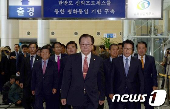 본문 이미지 - 안홍준 국회 외교통일위원회 위원장 및 소속 의원들이 30일 개성공단 입주업체 시찰을 위해 경기 파주시 도라산 남북출입사무소에서 개성공단으로 향하고 있다. 외통위의 개성공단 시찰은 박근혜 정부 들어 국회 차원의 첫 방문이며, 국정감사 기간에 국회의원들의 첫 현지 방문이다. &#40;사진공동취재단&#41; 2013.10.30/뉴스1 © News1   