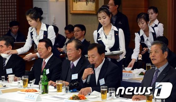 본문 이미지 - 평양식당 북측 접대원들이 30일 개성공단을 방문한 국회 외교통일위원회 의원들과 기업인들에게서빙을 하고 있다. 외통위의 개성공단 시찰은 박근혜 정부 들어 국회 차원의 첫 방문이며, 국정감사 기간에 국회의원들의 첫 현지 방문이다. &#40;사진공동취재단&#41; 2013.10.30/뉴스1 © News1 