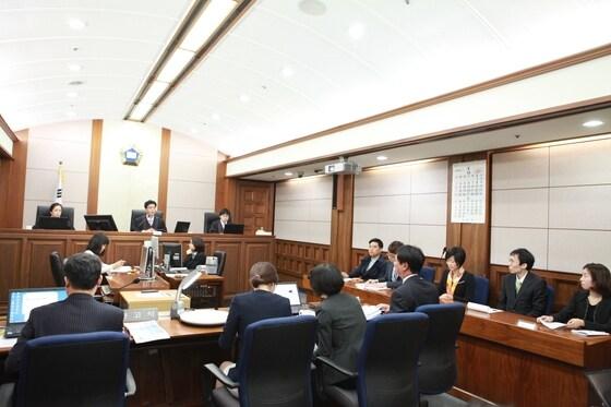 본문 이미지 - 서울중앙지법 민사합의25부(부장판사 장준현)는 30일 탤런트 김남길 등 연예인 58명이 인터넷 오픈마켓 11번가를 운영하는 SK플래닛을 상대로 낸 손해배상 청구소송의 3차 변론기일을 배심재판으로 진행했다. (서울중앙지법 제공) © News1