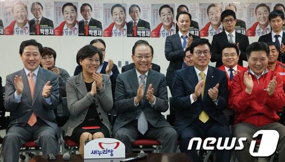 본문 이미지 - 황우여 새누리당 대표와 이혜훈·유기준 최고위원등이 30일 서울 여의도 당사에서 화성갑 서청원 후보와 포항남·울릉 박명재 후보의 당선이 확실시 되자 박수를 치고 있다. 2013.10.30/뉴스1 © News1   송원영 기자