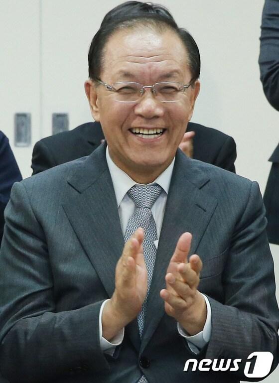 본문 이미지 - 황우여 새누리당 대표가 30일 서울 여의도 당사에서 화성갑 서청원 후보와 포항남·울릉 박명재 후보의 당선이 확정되자 박수를 치며 기뻐하고 있다. 2013.10.30/뉴스1 © News1 송원영 기자