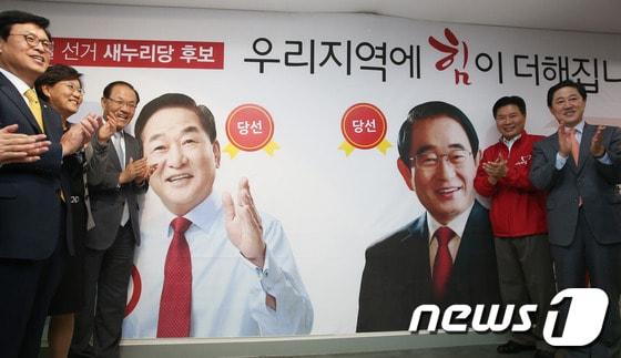 본문 이미지 - 황우여 새누리당 대표와 의원들이 30일 서울 여의도 당사에서 화성갑 서청원 후보와 포항남·울릉 박명재 후보의 당선이 확정되자 박수를 치며 기뻐하고 있다. 2013.10.30/뉴스1 © News1   송원영 기자