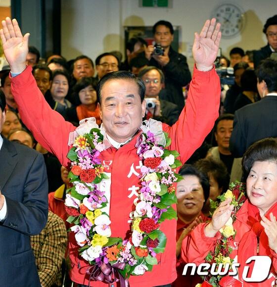 본문 이미지 - 새누리당 서청원 후보가 30일 오후 화성시 봉담읍 선거사무소에서 화성시 갑 선거구 개표결과 당선이 확정되자 당원 및 지지자들에게 손을 들어 인사하고 있다. 2013.10.30/뉴스1 © News1   최영호 기자