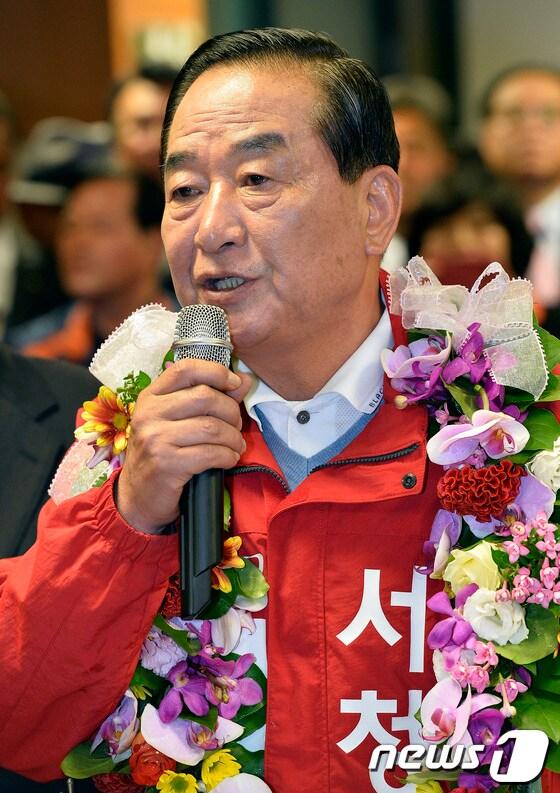 본문 이미지 - 새누리당 서청원 후보가 30일 오후 화성시 봉담읍 선거사무소에서 화성시 갑 선거구 개표결과 당선이 확정되자 당선 소감을 말하고 있다.2013.10.30/뉴스1 © News1   최영호 기자