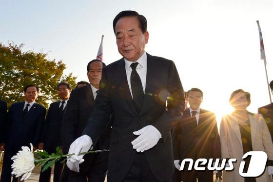 본문 이미지 - 국회의원 화성갑 보궐선거에서 당선된 서청원 당선자가 31일 오전 화성시 송산동 현충탑에서 호국영령들에게 헌화를 하고 있다.2013.10.31/뉴스1 © News1 최영호 기자