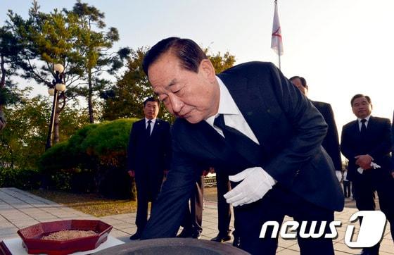 본문 이미지 - 국회의원 화성갑 보궐선거에서 당선된 서청원 의원이 31일 오전 화성시 송산동 현충탑에서 호국영령들에게 헌화를 하고 있다.2013.10.31/뉴스1 © News1   최영호 기자