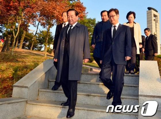 본문 이미지 - 국회의원 화성갑 보궐선거에서 압승한 서청원 새누리당 당선자가 31일 오전 화성시 송산동 현충탑에서 참배를 마친 뒤 길을 나서고 있다. 2013.10.31/뉴스1 © News1 최영호 기자