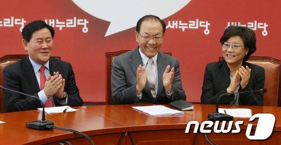 본문 이미지 - 황우여 새누리당 대표와 최경환 원내대표가 31일 서울 여의도 국회에서 열린 최고위원회의에서 서청원, 박명재 후보의 당선 축하와 홍문종 사무총장의 노고에 박수를 치고 있다. 황 대표는 이날 회의에서 