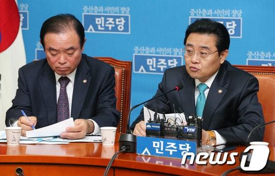 본문 이미지 - 민주당 전병헌 원내대표가 31일 오전 서울 여의도 국회에서 열린 24시 비상국회 운영본부회의에서 모두발언을 하고 있다. 전 원내대표는 이 자리에서 재보선 결과와 관련, 