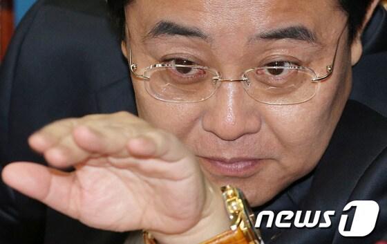 본문 이미지 - 민주당 전병헌 원내대표가 31일 오전 서울 여의도 국회에서 열린 24시 비상국회 운영본부회의에서 무언가를 지시하고 있다. 전 원내대표는 이 자리에서 재보선 결과와 관련, 