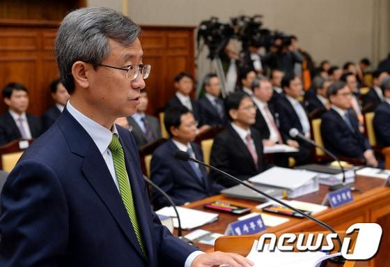 본문 이미지 - 길태기 검찰총장 직무대행&#40;차장 검사&#41;이 31일 서울 서초동 대검찰청에서 열린 국회 법제사법위원회의 대검찰청에 대한 국정감사에 출석해 업무보고를 하고 있다. © News1 정회성 기자