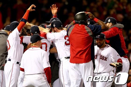 본문 이미지 - 31일(한국시간) 열린 월드시리즈 6차전에서 6-1로 승리, 우승을 확정지은 보스턴 선수들이 경기 직후 뛰어나와  기쁨을 만끽하고 있다. © AFP=News1  
