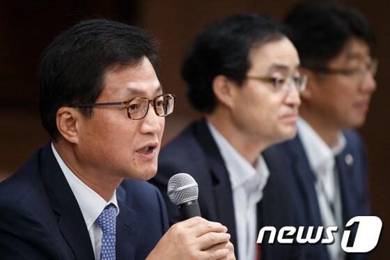 본문 이미지 - 유필계 LG유플러스 CR전략실장이 31일 오전 서울 LG유플러스 상암사옥에서 열린 통신보안 논란 관련 긴급 기자회견에서 취재진의 질문에 답하고 있다.LG유플러스는 이번 주파수 경매에서 확보한 2.6GHz 주파수 광대역 LTE망을 구축하는데 중국 화웨이의 기지국 장비를 도입하기로 결정하면서 국가기간통신망 도청 등 보안 우려 논란에 대해 문제없다는 입장을 밝혔다. 2013.10.31/뉴스1 © News1   유승관 기자