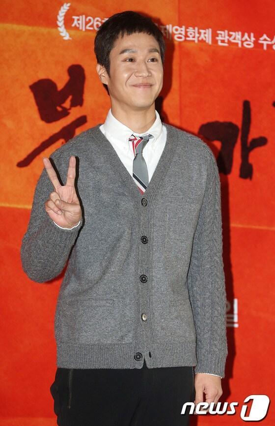 본문 이미지 - 배우 정우가 31일 오후 서울 성동구 CGV 왕십리에서 열린 영화 '붉은 가족' 언론시사 및 기자간담회에 참석해 포즈를 취하고 있다.'붉은 가족(이주형 감독)'은 행복하게 위장한 겉모습과 달리, 위험한 비밀 활동으로 하루하루 죽음의 공포 속에 살아가는 고정간첩 가족 '진달래'의 이야기를 그린 작품으로 내달 6일 개봉된다. 2013.10.31 뉴스1 © News1 